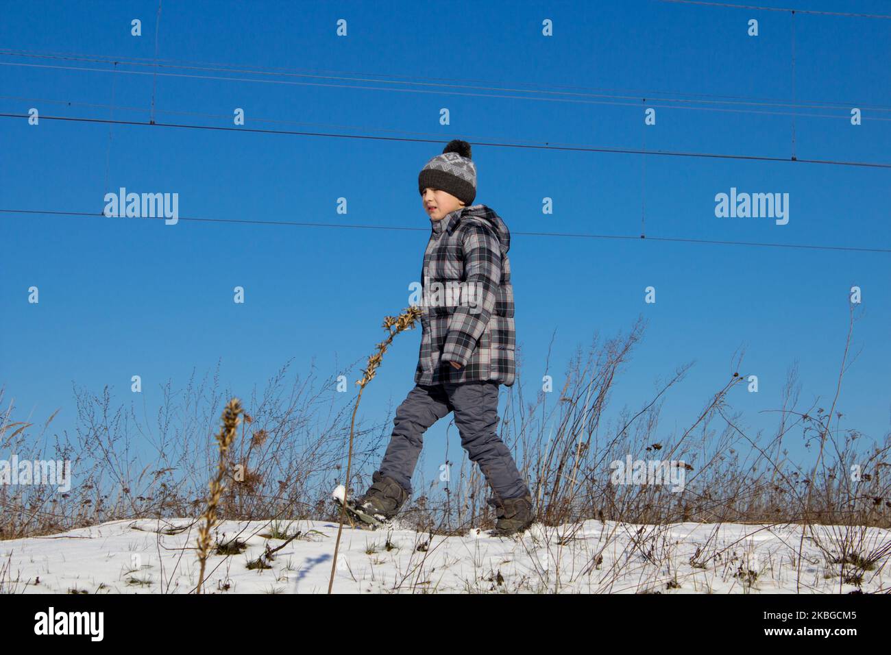 passeggiate nella neve in inverno in una giornata di sole contro il cielo blu Foto Stock