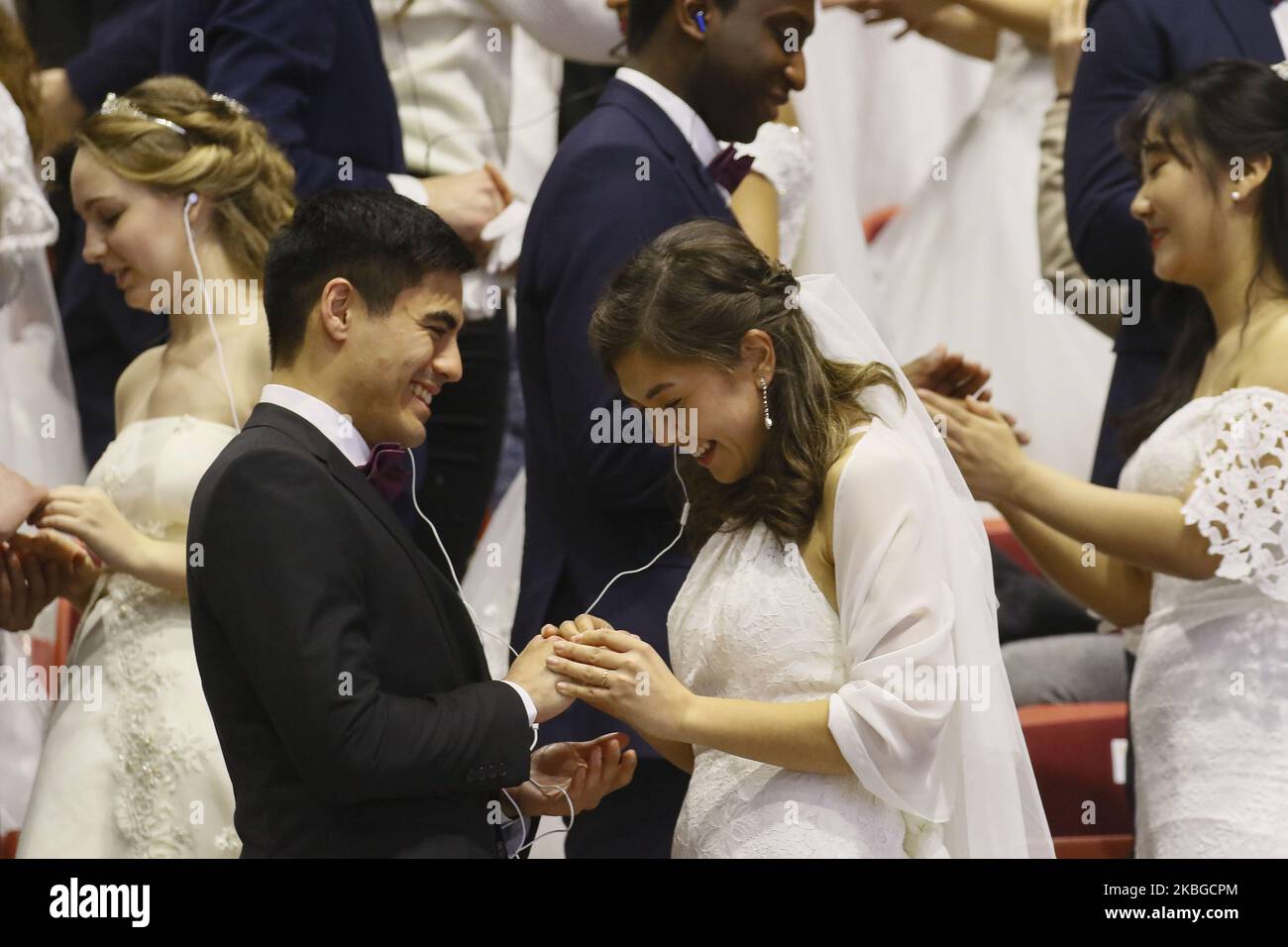 Migliaia di coppie partecipano a un matrimonio di massa della Federazione delle famiglie per la pace e l'unificazione mondiale, comunemente nota come Chiesa dell'unificazione, presso il Cheongshim Peace World Center di Gapyeong-gun, Corea del Sud, il 7 febbraio 2020. (Foto di Seung-il Ryu/NurPhoto) Foto Stock