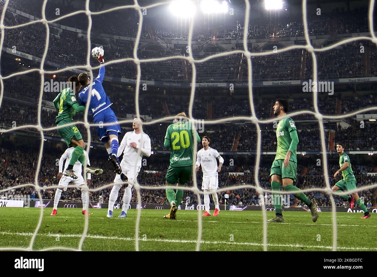 Alex Remiro della Real Sociedad in azione durante la partita della Liga tra il Real Madrid e la Real Sociedad allo stadio Santiago Bernabeu di Madrid, Spagna, il 6 febbraio 2020. (Foto di A, il 6 febbraio 2020. Nurware/NurPhoto) Foto Stock