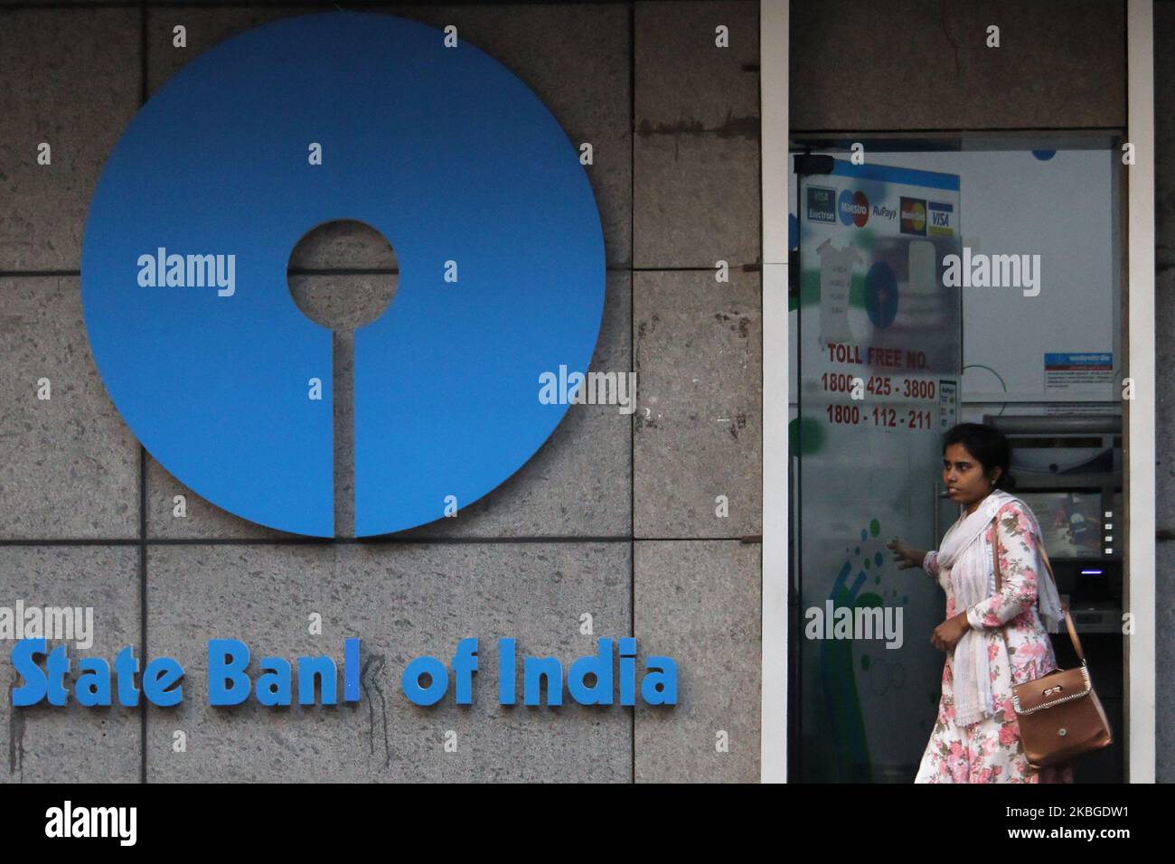 Una donna esce da un bancomat della Banca di Stato dell'India (SBI) a Mumbai, India il 07 febbraio 2020. (Foto di Himanshu Bhatt/NurPhoto) Foto Stock