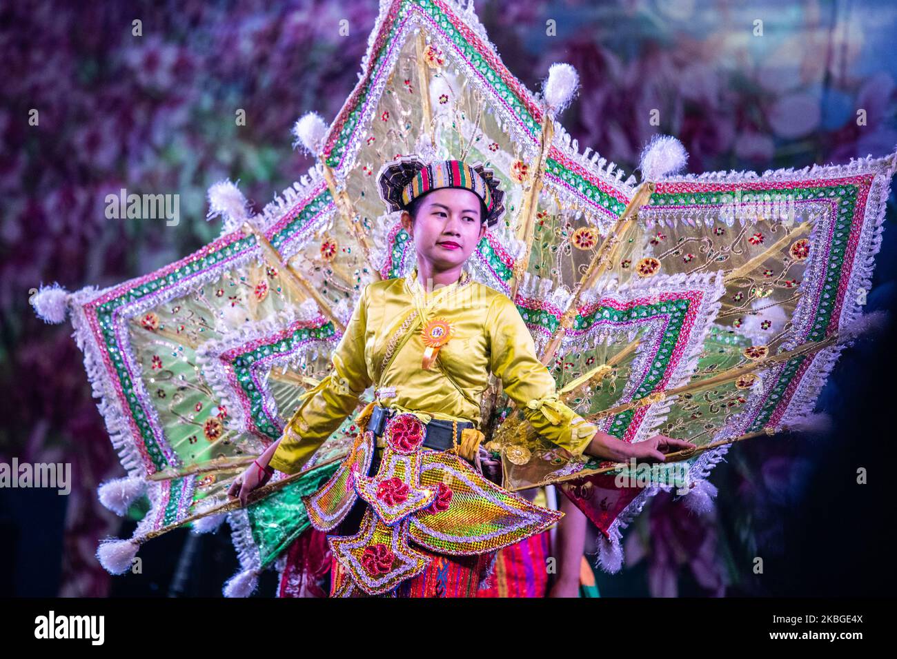 La donna di etnia Shan in abbigliamento tradizionale si esibirà sul palco durante una cerimonia per celebrare il 73rd° anniversario della Giornata dello Stato di Shan a Yangon, Myanmar, il 7 febbraio 2020. Lo Stato Shan si trova nella parte orientale del Myanmar e condivide i confini internazionali con la Cina, il Laos e la Thailandia. (Foto di Shwe Paw Mya Tin/NurPhoto) Foto Stock