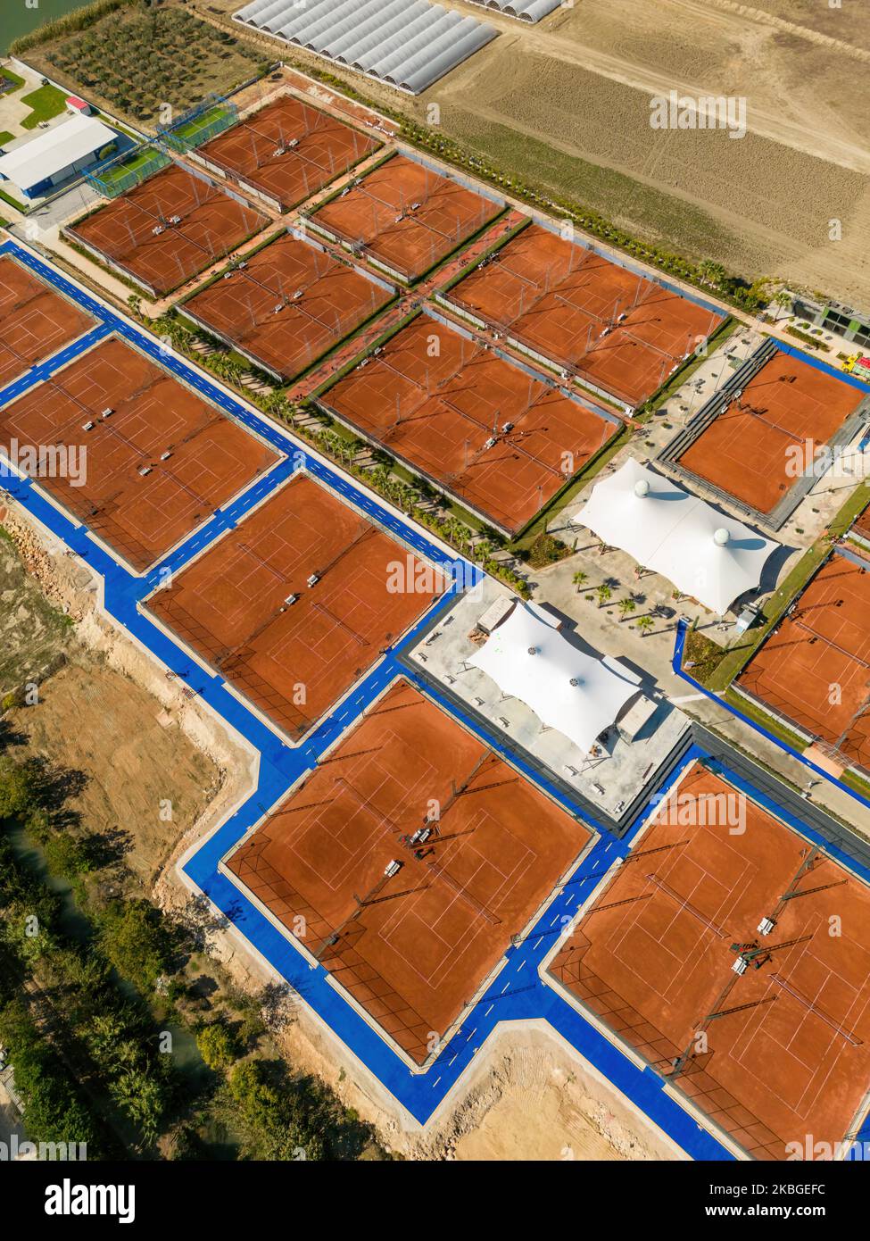 Vista aerea del campo da tennis in terra battuta in una giornata di sole Foto Stock