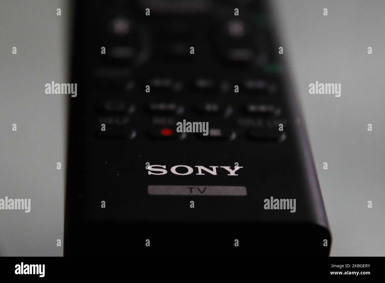 Il logo Sony è visibile sul telecomando del televisore in questa foto scattata in Polonia il 2 febbraio 2020. (Foto di Jakub Porzycki/NurPhoto) Foto Stock