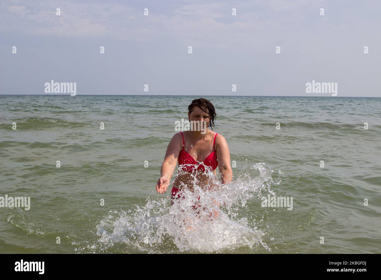 Girl in bikini under ocean immagini e fotografie stock ad alta risoluzione  - Alamy