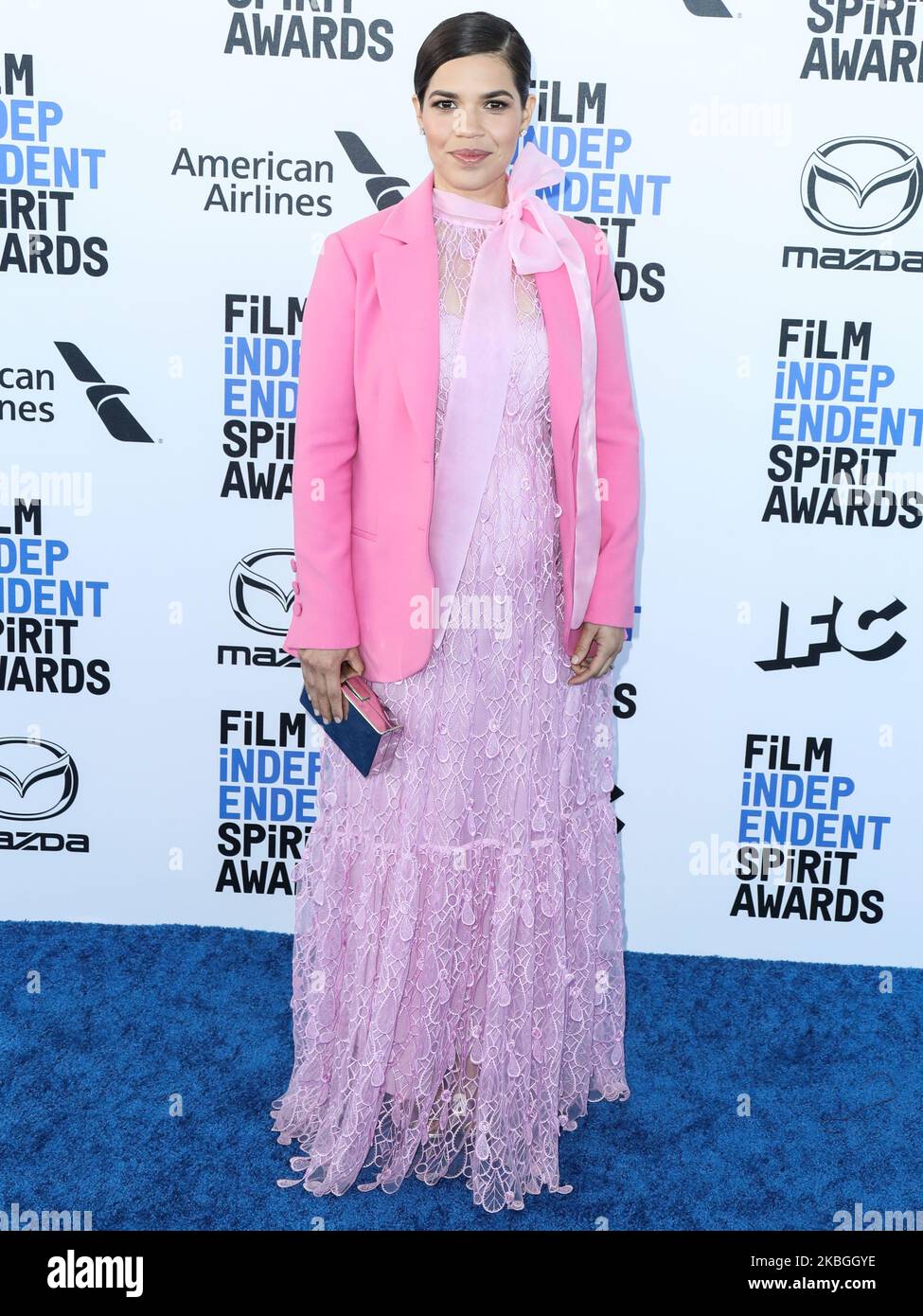 SANTA MONICA, LOS ANGELES, CALIFORNIA, USA - FEBBRAIO 08: L'attrice America Ferrera che indossa un abito autoritratto, un blazer Caroline Herrera, le scarpe Sergio Rossi, una borsa Edie Parker e i gioielli Effy arriva al 2020 Film Independent Spirit Awards tenutosi a Santa Monica Beach il 8 febbraio 2020 a Santa Monica, Los Angeles, California, Stati Uniti. (Foto di Xavier Collin/Image Press Agency/NurPhoto) Foto Stock