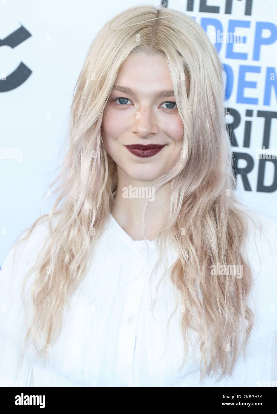 SANTA MONICA, LOS ANGELES, CALIFORNIA, USA - 08 FEBBRAIO: L'attrice Hunter Schafer indossa un vestito di Loewe con le scarpe Malone Souliers arriva al Film Independent Spirit Awards 2020 che si tiene a Santa Monica Beach il 8 febbraio 2020 a Santa Monica, Los Angeles, California, Stati Uniti. (Foto di Xavier Collin/Image Press Agency/NurPhoto) Foto Stock