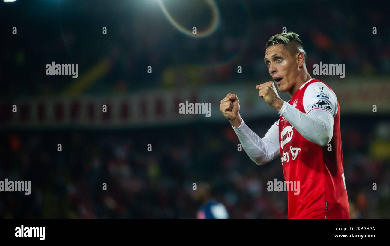 Daniel Giraldo di Santa Fe festeggia dopo aver segnato un gol durante la partita della BetPlay League tra Independiente Santa Fe e Junior il 8 2020 febbraio presso l'Estadio Nemesio Camacho di Bogota, in Colombia. (Foto di Juan Carlos Torres/NurPhoto) Foto Stock