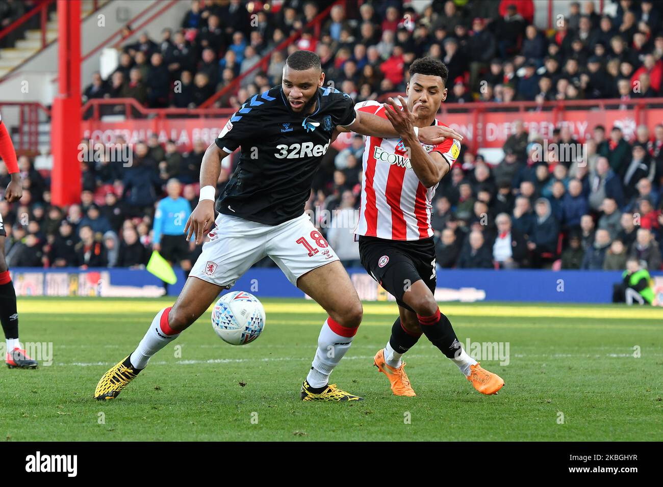 Harold Moukoudi e Ollie Watkins in azione durante la partita del campionato Sky Bet tra Brentford e Middlesbrough al Griffin Park il 8 febbraio 2020 a Brentford, Inghilterra. (Foto di MI News/NurPhoto) Foto Stock