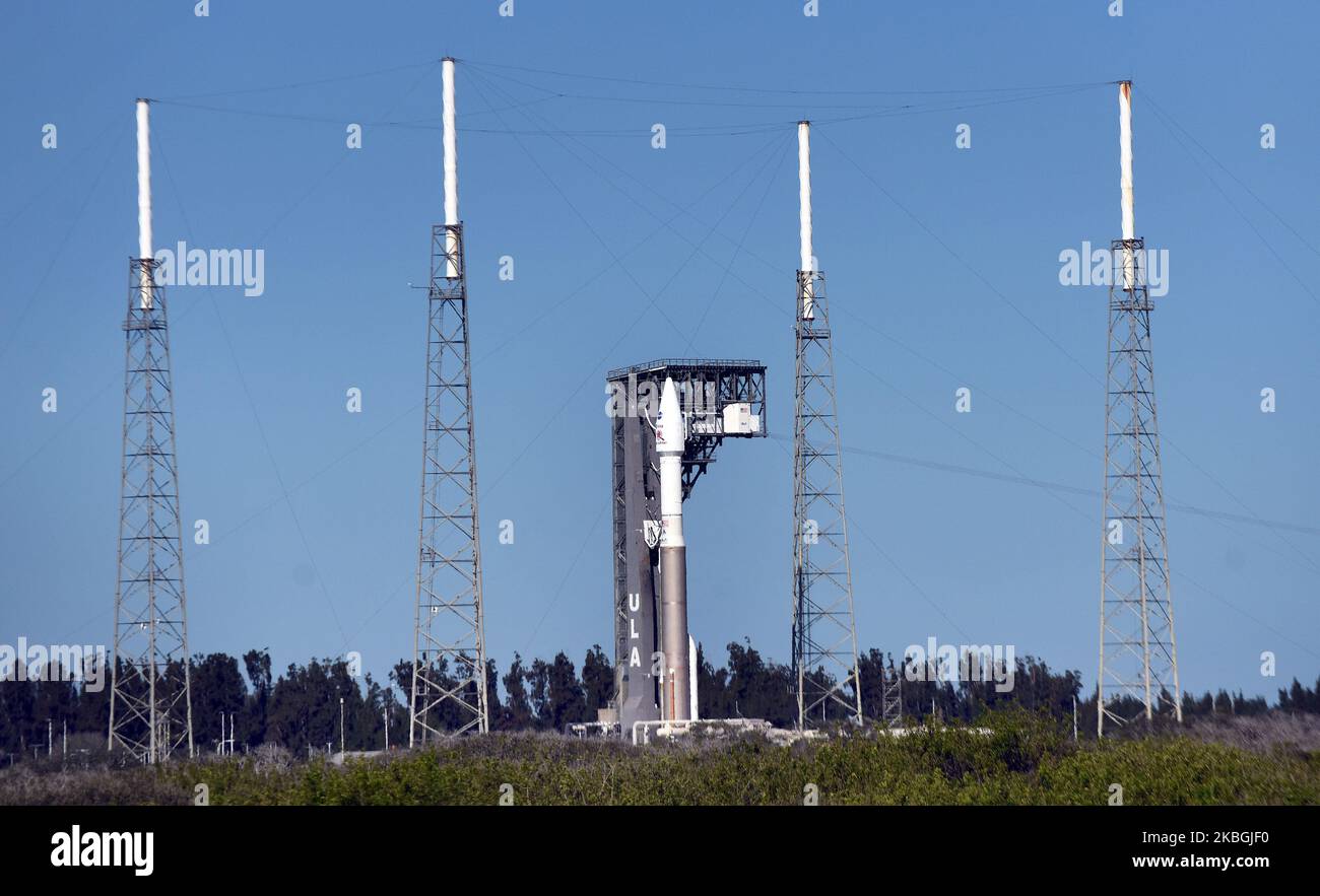 Un razzo dell'Alleanza V 411 Unito con il carico utile di Solar Orbiter arriva al pad 41 presso la Stazione dell'Aeronautica militare di Cape Canaveral dopo essere uscito dalla struttura di integrazione verticale il 8 febbraio 2020 in preparazione di un lancio programmato domani sera a Cape Canaveral, Florida. Nell'ambito di una missione congiunta di studio del sole della NASA e dell'Agenzia spaziale europea (ESA), il veicolo spaziale effettuerà le prime fotografie dei poli nord e sud del sole. (Foto di Paul Hennessy/NurPhoto) Foto Stock