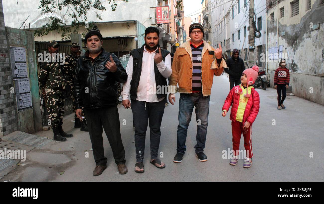 Le persone mostrano le dita intaccate dopo aver votato vicino al sito di protesta di Shaheen Bagh contro la legge sulla cittadinanza e il registro nazionale dei cittadini (NRC), a Shaheen Bagh, nella zona di Okhla, durante le elezioni dell'Assemblea statale di Delhi a Nuova Delhi, in India, il 08 febbraio 2020. Gli oltre 14 milioni di elettori sono eleggibili alle elezioni dell'Assemblea legislativa, per 70 seggi di assemblea legislativa, che coinvolgono 672 candidati a Delhi. Le schede saranno conteggiate il 11 febbraio e i risultati saranno dichiarati lo stesso giorno. (Foto di Mayank Makhija/NurPhoto) Foto Stock