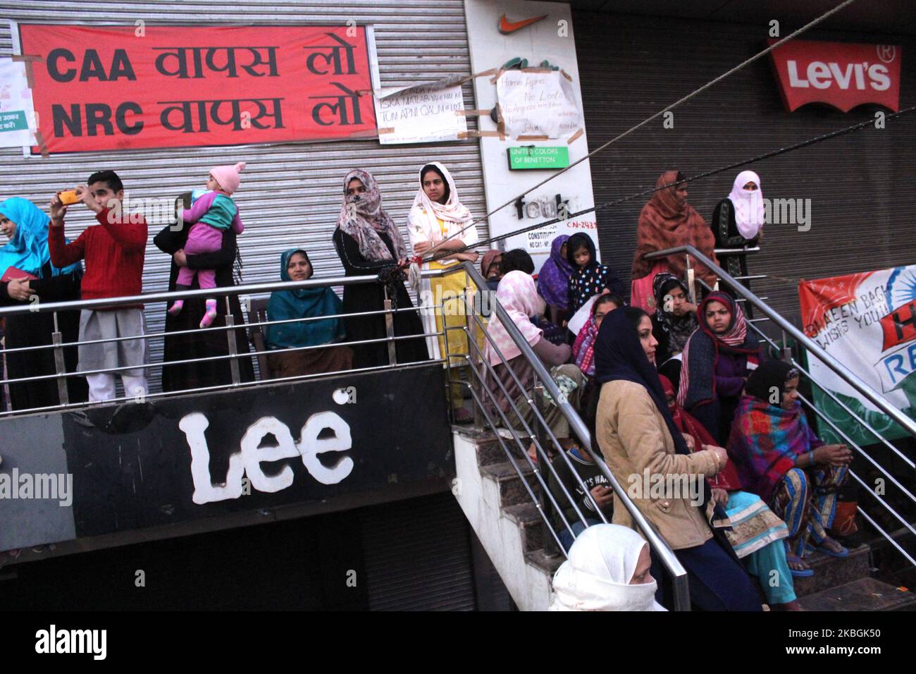 Donne e bambini durante la protesta in corso contro la cittadinanza Amendment Act (CAA), National Register of Citizenship (NRC) e National Population Register (NPR), a Shaheen Bagh, il 8 febbraio 2020 a Nuova Delhi, India. Gli oltre 14 milioni di elettori sono eleggibili alle elezioni dell'Assemblea legislativa, per 70 seggi di assemblea legislativa, che coinvolgono 672 candidati a Delhi. Le schede saranno conteggiate il 11 febbraio e i risultati saranno dichiarati lo stesso giorno. (Foto di Mayank Makhija/NurPhoto) Foto Stock