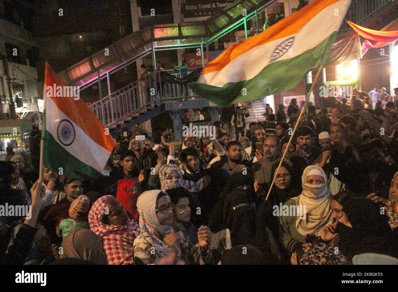 Donne e bambini durante la protesta in corso contro la cittadinanza Amendment Act (CAA), National Register of Citizenship (NRC) e National Population Register (NPR), a Shaheen Bagh, il 8 febbraio 2020 a Nuova Delhi, India. Gli oltre 14 milioni di elettori sono eleggibili alle elezioni dell'Assemblea legislativa, per 70 seggi di assemblea legislativa, che coinvolgono 672 candidati a Delhi. Le schede saranno conteggiate il 11 febbraio e i risultati saranno dichiarati lo stesso giorno. (Foto di Mayank Makhija/NurPhoto) Foto Stock