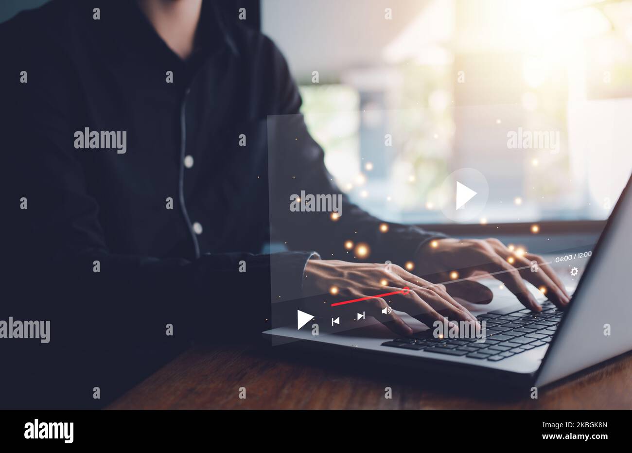 L'uomo d'affari sta trasmettendo video dal vivo per i contenuti online con il notebook (laptop) in casa. Ottimizza le conversazioni con il pubblico grazie alle cuffie. Nuovo Foto Stock