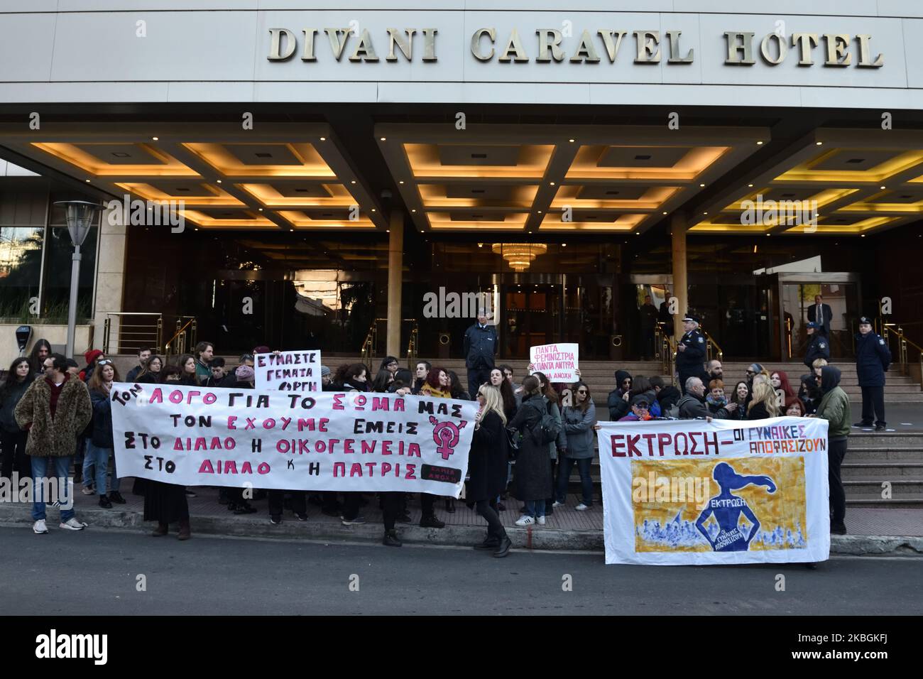 Gli attivisti per i diritti all'aborto protestano il 9 febbraio 2020 di fronte al Divani Caravel Hotel di Atene, in quanto gruppi cristiani greco-ortodossi noti per le loro convinzioni anti-aborto tengono una conferenza quotidiana all'interno. (Foto di Nicolas Koutsokostas/NurPhoto) Foto Stock