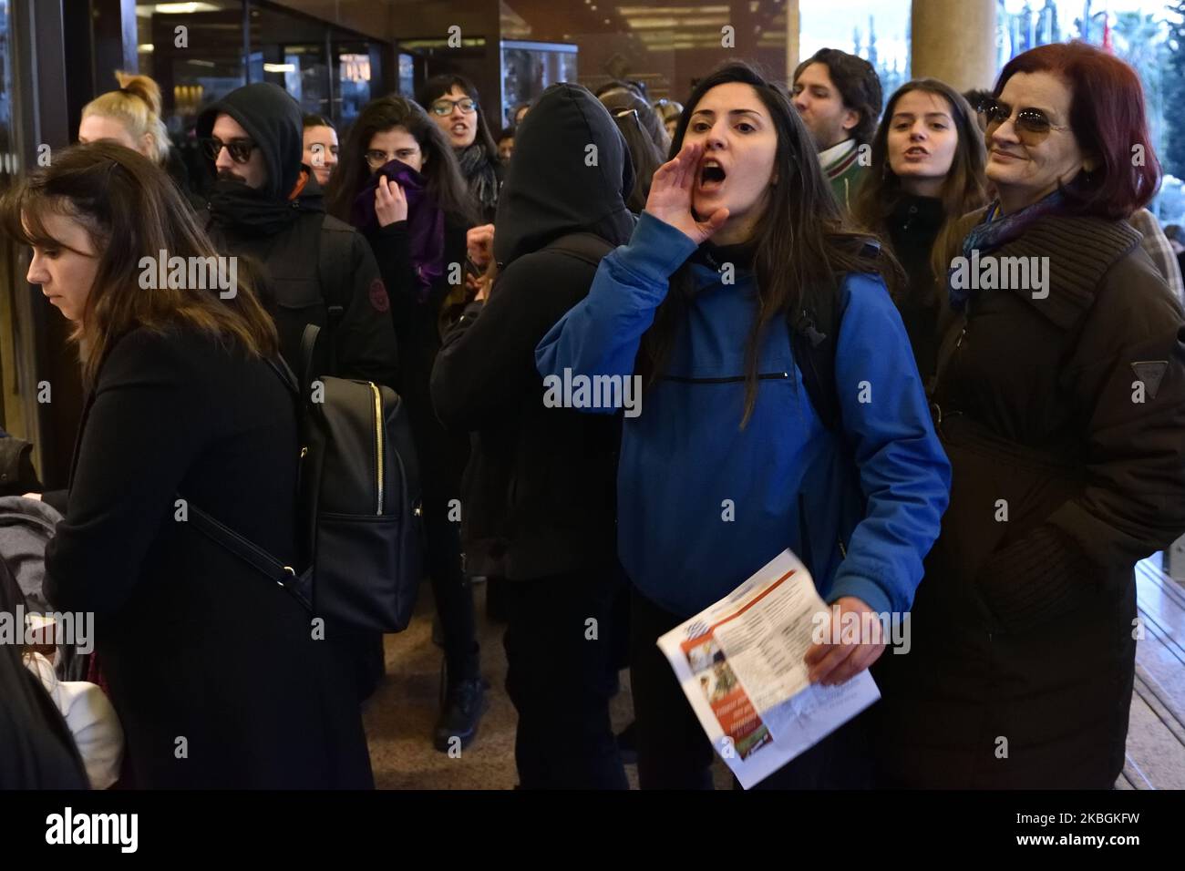 Gli attivisti per i diritti all'aborto protestano il 9 febbraio 2020 di fronte al Divani Caravel Hotel di Atene, in quanto gruppi cristiani greco-ortodossi noti per le loro convinzioni anti-aborto tengono una conferenza quotidiana all'interno. (Foto di Nicolas Koutsokostas/NurPhoto) Foto Stock