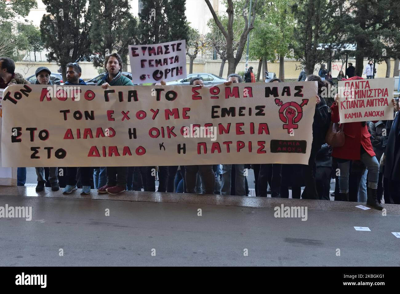 Gli attivisti per i diritti all'aborto protestano il 9 febbraio 2020 di fronte al Divani Caravel Hotel di Atene, in quanto gruppi cristiani greco-ortodossi noti per le loro convinzioni anti-aborto tengono una conferenza quotidiana all'interno. (Foto di Nicolas Koutsokostas/NurPhoto) Foto Stock