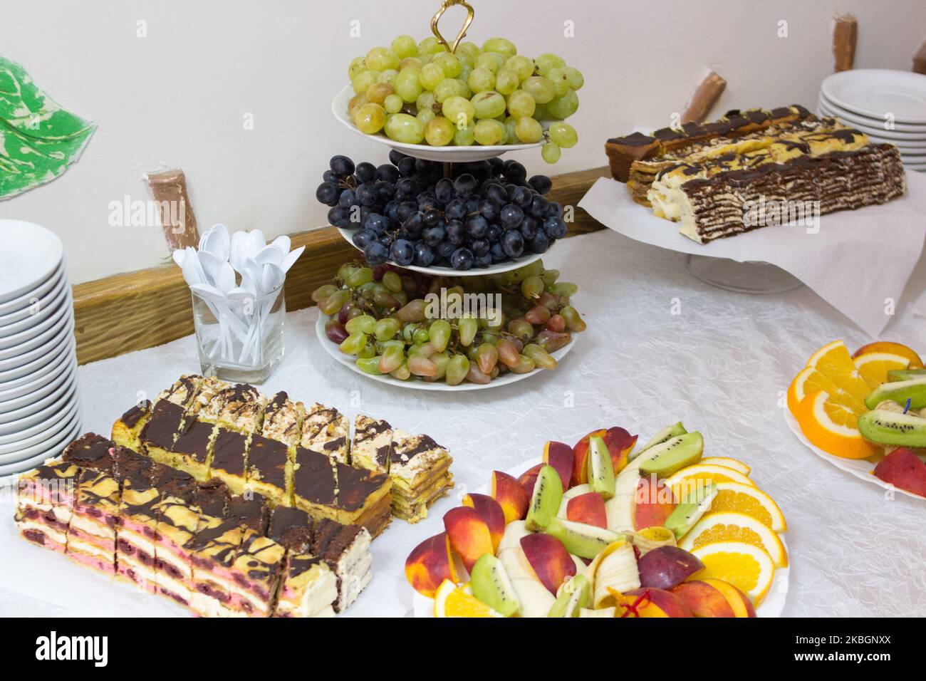 Tavolo di frutta dolce in occasione di un matrimonio nel ristorante Foto Stock