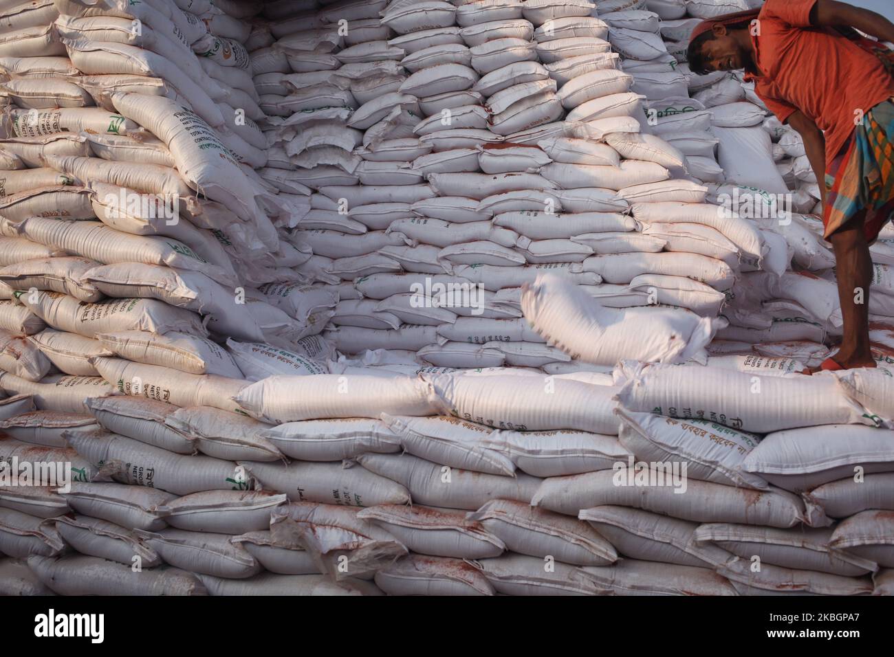 Un lavoratore scarica il sacco di fertilizzante da una nave da carico come ha importato da un paese straniero sulla periferia di Dhaka, Bangladesh Lunedi, 10 febbraio 2020. (Foto di Syed Mahamudur Rahman/NurPhoto) Foto Stock