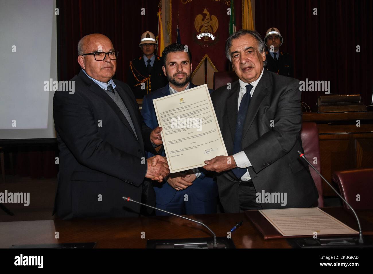 Questo pomeriggio a Palazzo della Aquile, il sindaco Leoluca Orlando ha dato la cittadinanza onoraria della città agli equipaggi di tre barche che si sono impegnate nel salvataggio dei migranti nel Mediterraneo. La cittadinanza è stata conferita al capitano Carlo Giarratano, all'armatore Gaspare Giarratano e all'equipaggio del motoscafo 'Accursio Giarratano' che ha interrotto le operazioni di pesca per salvare alcuni naufragi, al capitano della nave 'Mare Jonio', Pietro Marrone e tutto l'equipaggio della stessa nave a quello della 'Sea Watch' impegnati nel monitoraggio e salvataggio di migranti e naufragi Foto Stock