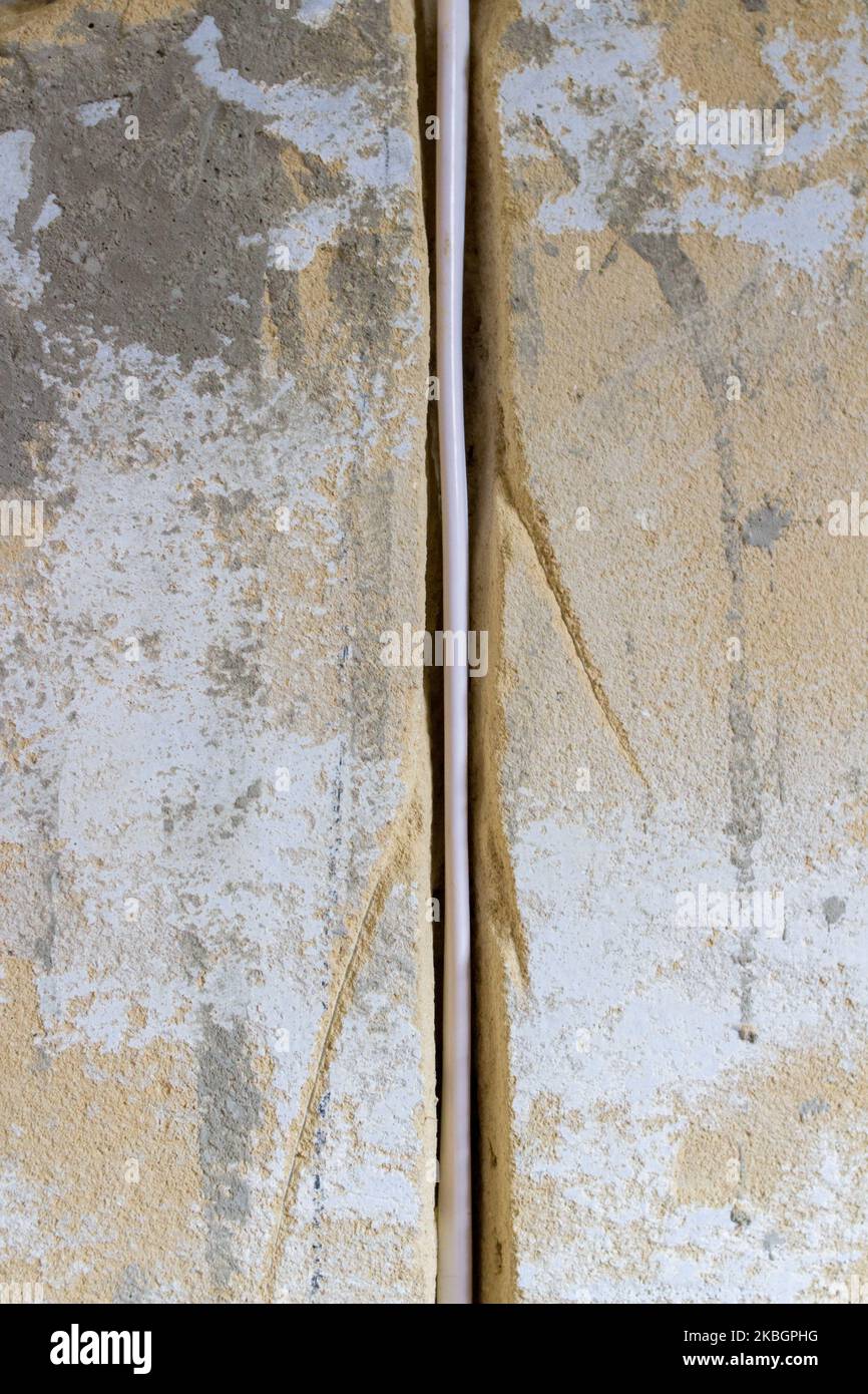 nuovo cavo elettrico posato nella parete della stanza Foto Stock