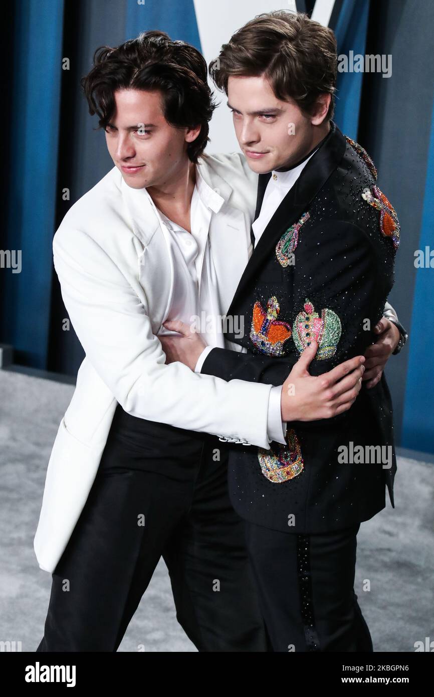 BEVERLY HILLS, LOS ANGELES, CALIFORNIA, USA - 09 FEBBRAIO: Cole Sprouse e Dylan Sprouse arrivano al 2020 Vanity Fair Oscar Party che si tiene al Walis Annenberg Center for the Performing Arts il 9 febbraio 2020 a Beverly Hills, Los Angeles, California, Stati Uniti. (Foto di Xavier Collin/Image Press Agency/NurPhoto) Foto Stock