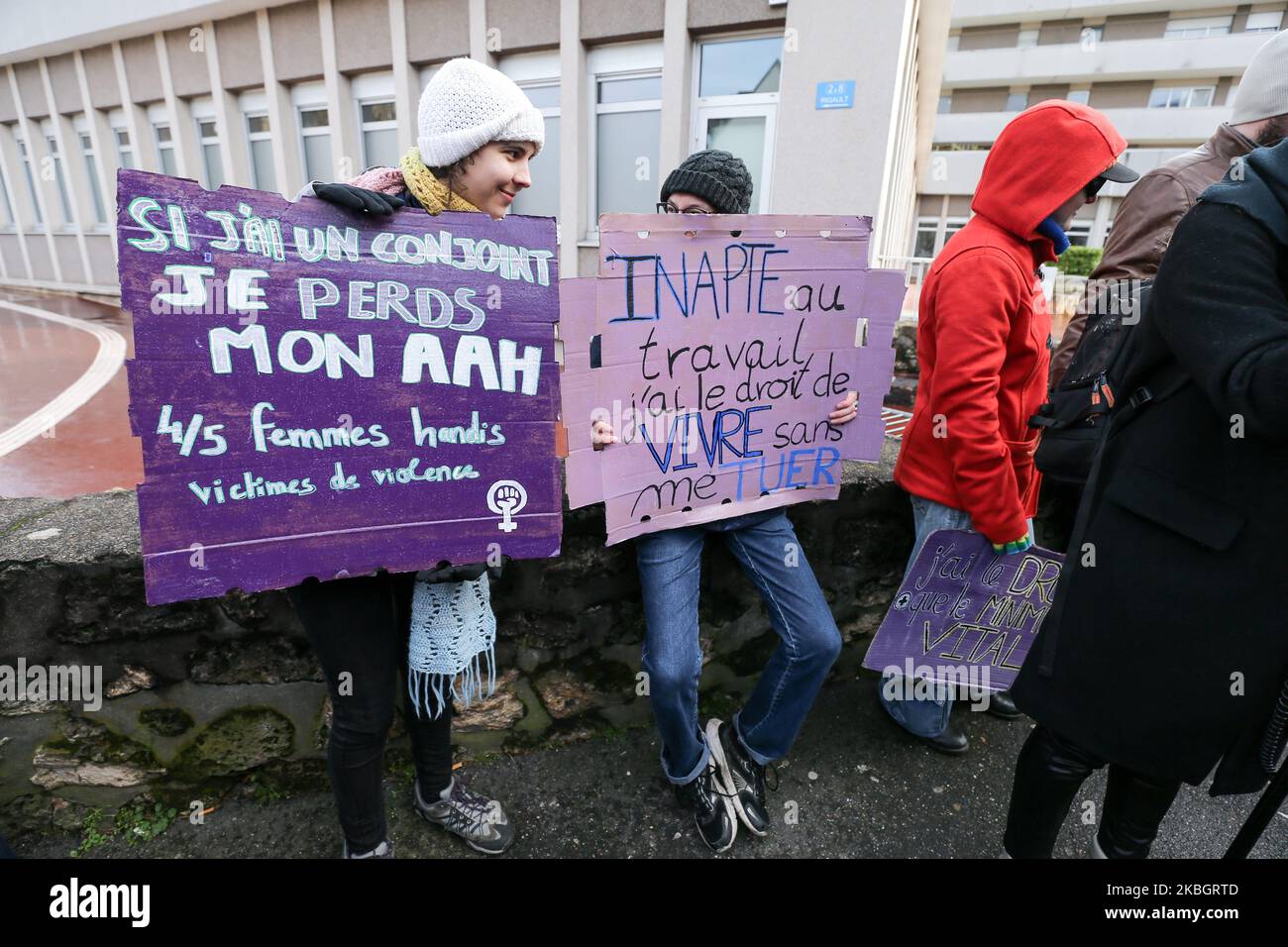 I manifestanti dimostrano che il 11 febbraio 2020 a Nanterre, nella periferia interna di Parigi, si è intensificata l'inclusione di persone con disabilità davanti al Centro Partementale per disabili (Maison départementale des personnes handicap MDPH); Il giorno in cui una Conferenza Nazionale sui disabili (CNH) si tiene presso il Palazzo dell'Élysée, presieduto dal presidente francese Emmanuel Macron . (Foto di Michel Stoupak/NurPhoto) Foto Stock