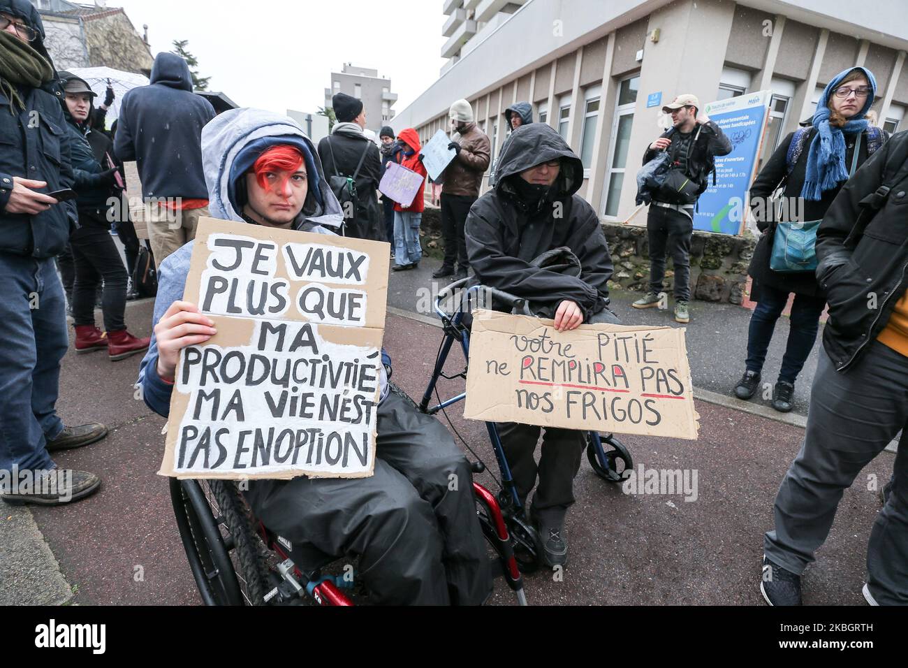 Le persone su sedia a rotelle si dimostrano maggiormente incluse nelle persone con disabilità di fronte al Centro Partementale per disabili (Maison départementale des personnes handicap MDPH) a Nanterre, nella periferia interna di Parigi, il 11 febbraio 2020; Il giorno in cui una Conferenza Nazionale sui disabili (CNH) si tiene presso il Palazzo dell'Élysée, presieduto dal presidente francese Emmanuel Macron. (Foto di Michel Stoupak/NurPhoto) Foto Stock