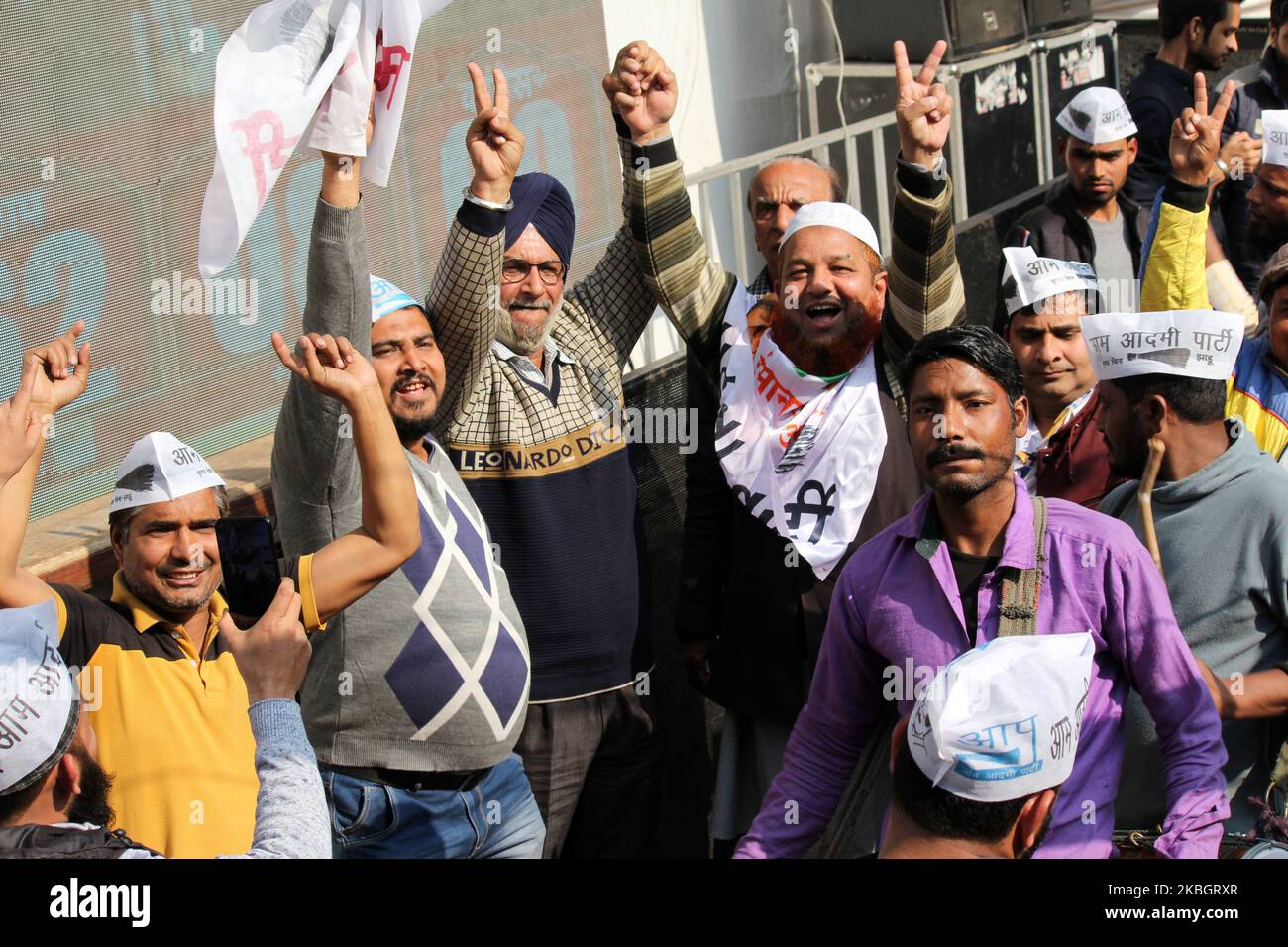 I sostenitori del partito AAM Aadmi celebrano la vittoria schiacciante del partito alle elezioni dell'Assemblea di Delhi alla sede centrale del partito a Nuova Delhi, India il 11 febbraio 2020. Il partito AAM Aadmi è salito al potere a Delhi per un terzo mandato oggi, potenziato da un massiccio mandato di 62 seggi - solo un'ombra inferiore al record di 67 seggi di 2015. (Foto di Mayank Makhija/NurPhoto) Foto Stock