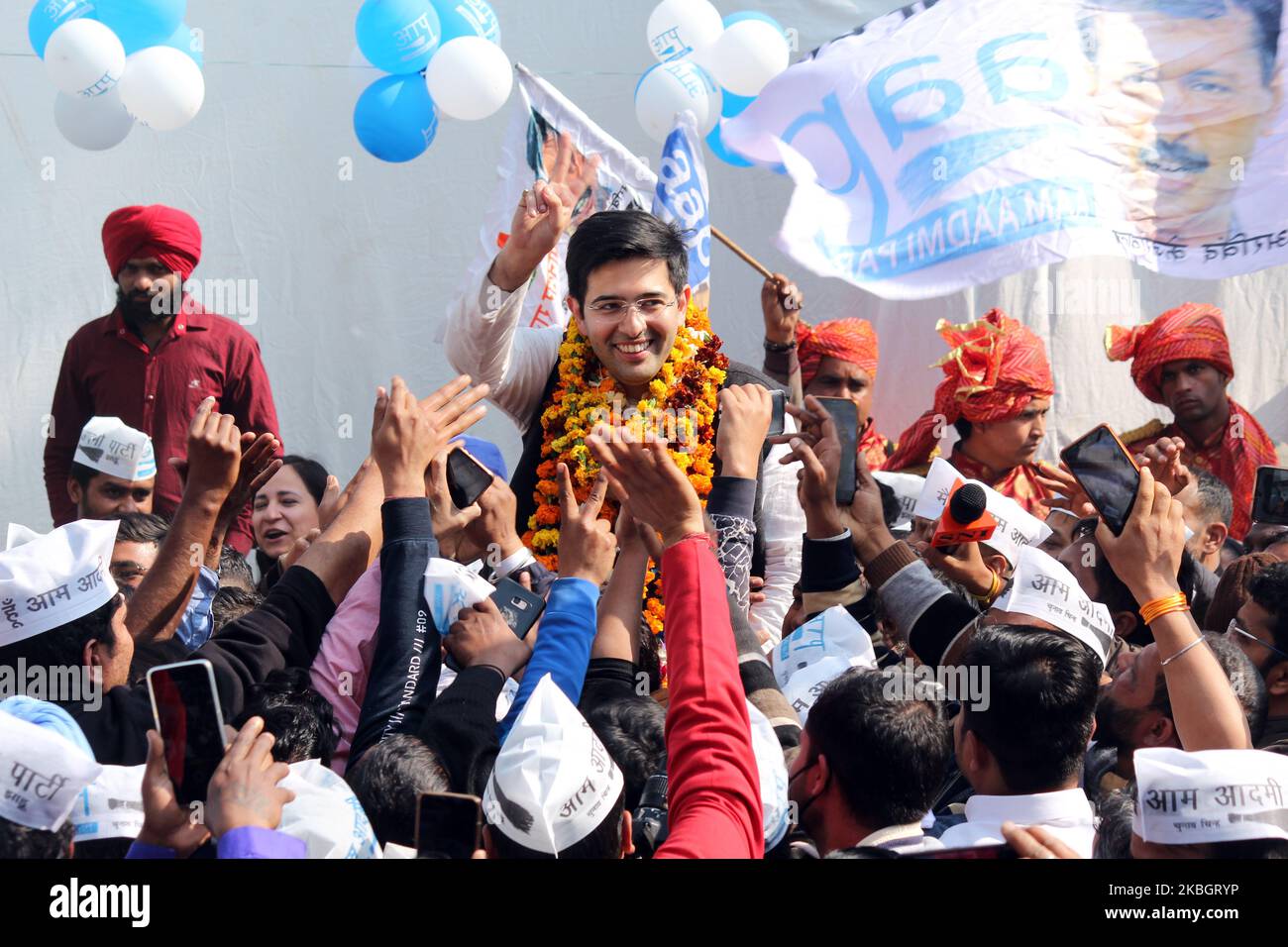 AAM Aadmi Party's (AAP) Raghav Chadha è visto nella sede del partito per celebrare la sua vittoria con i sostenitori a Nuova Delhi, India il 11 febbraio 2020. Raghav Chadha crudele per una facile vittoria nel centro di Delhi Rajinder Nagar come ha sconfitto il suo rivale più vicino - veterano BJP Sardar RP Singh - da quasi 20.000 voti. (Foto di Mayank Makhija/NurPhoto) Foto Stock