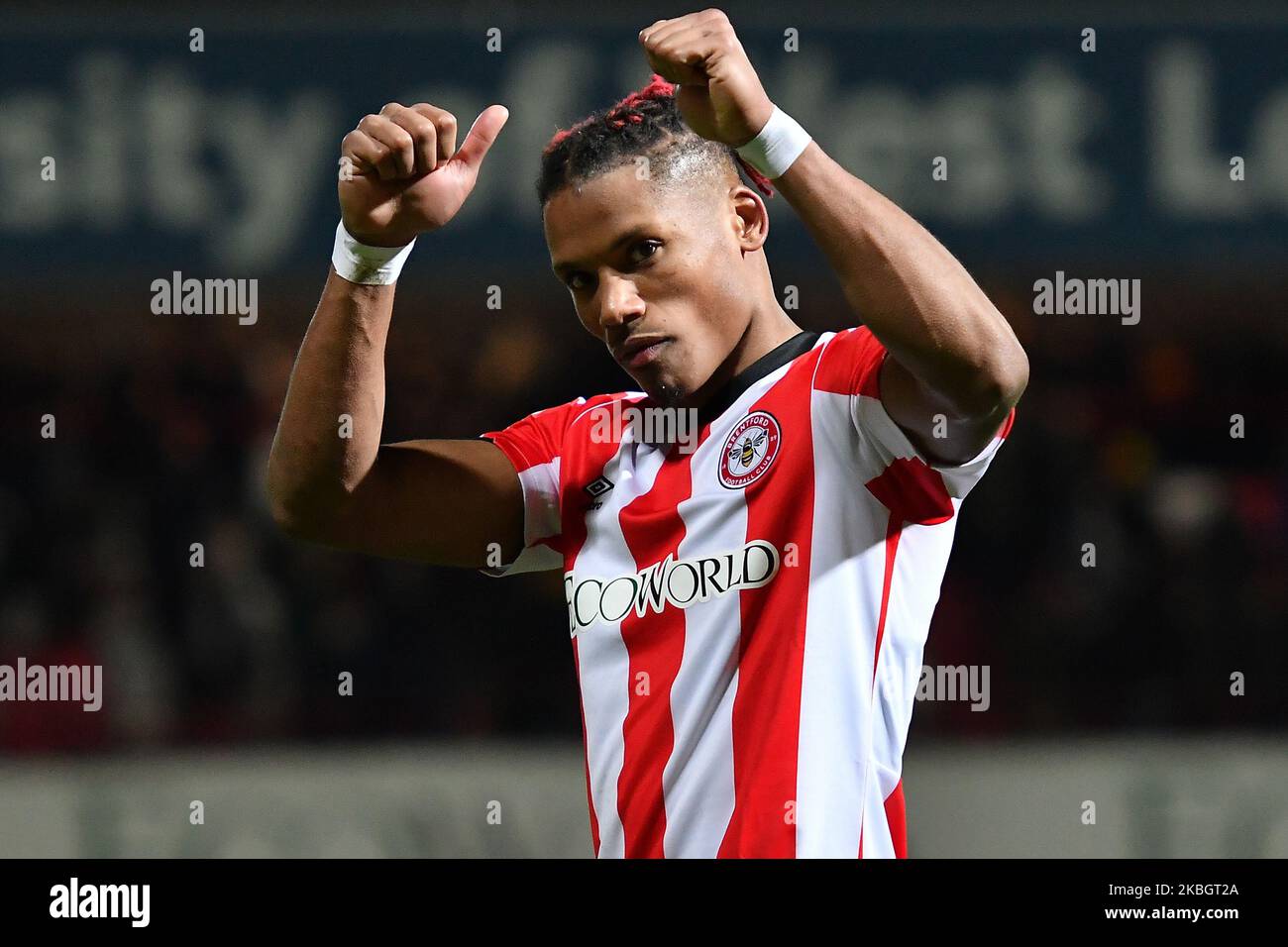 Julian Jeanvier di Brendford ringrazia i fan durante la partita del campionato Sky Bet tra Brentford e Leeds United a Griffin Park, Londra, martedì 11th febbraio 2020. (Foto di Ivan Yordanov/MI News/NurPhoto) Foto Stock