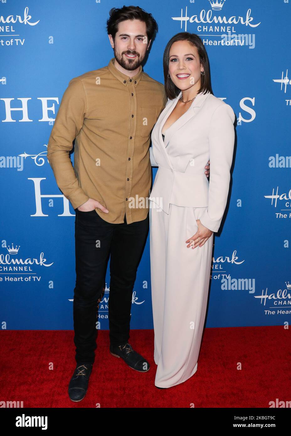 BEVERLY HILLS, LOS ANGELES, CALIFORNIA, USA - 11 FEBBRAIO: Chris McNally ed Erin Krakow arrivano alla Premiere Celebration della Stagione 7 di Hallmark Channel, che si è tenuta il 11 febbraio 2020 a Beverly Hills, Los Angeles, California, Stati Uniti. (Foto di Xavier Collin/Image Press Agency/NurPhoto) Foto Stock