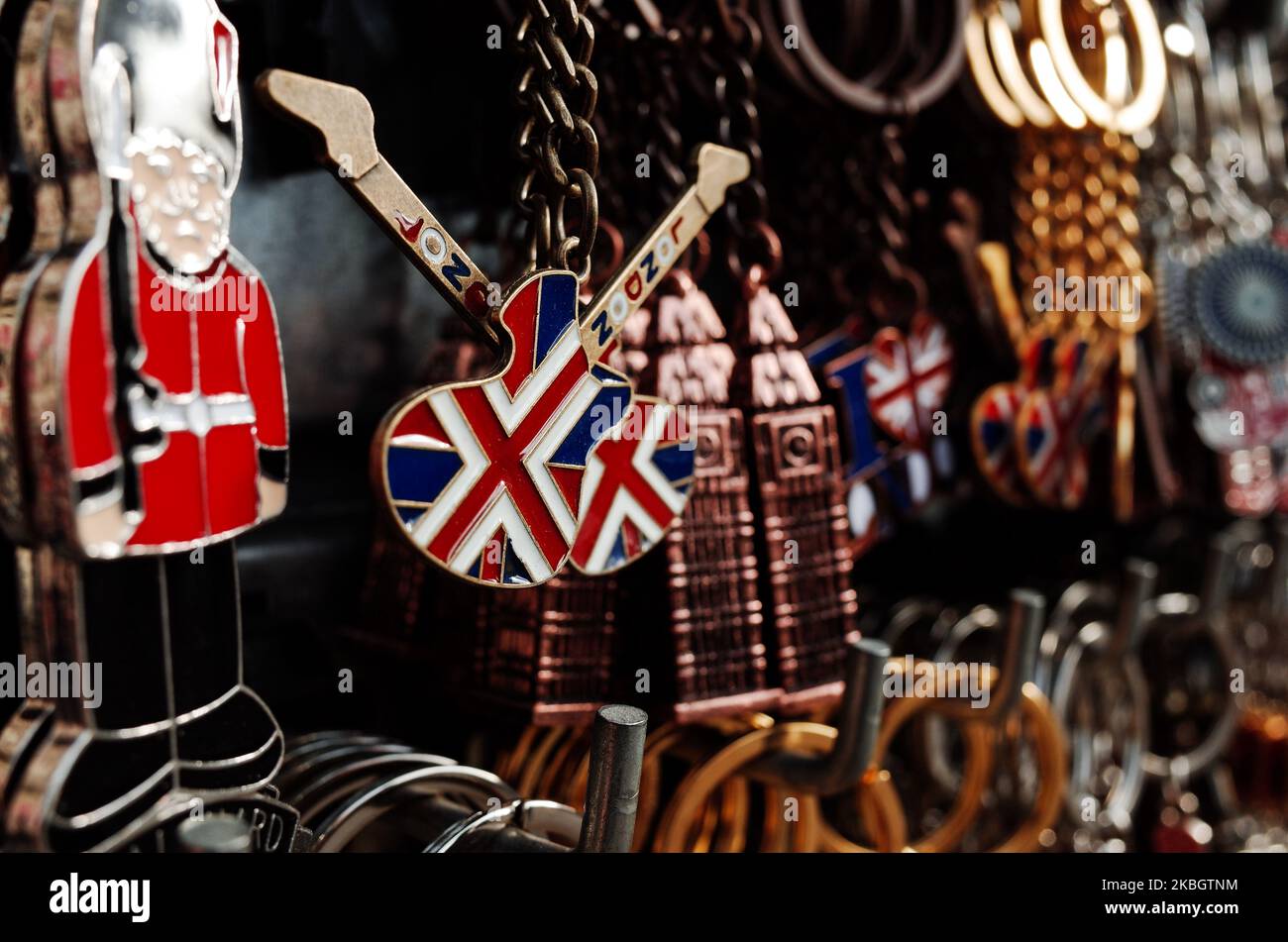 I portachiavi a tema londinese sono in vendita presso uno stand di souvenir a Piccadilly Circus a Londra, in Inghilterra, il 12 febbraio 2020. (Foto di David Cliff/NurPhoto) Foto Stock