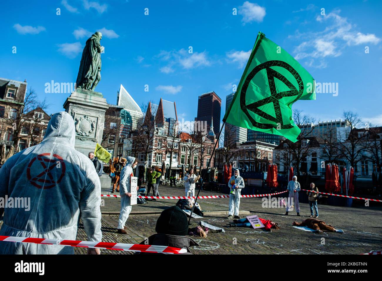 Gli attivisti del movimento di ribellione di estinzione prendono parte a una manifestazione per fermare l'accordo CETA, all'Aia, Paesi Bassi, il 12 febbraio 2020. (Foto di Romy Arroyo Fernandez/NurPhoto) Foto Stock