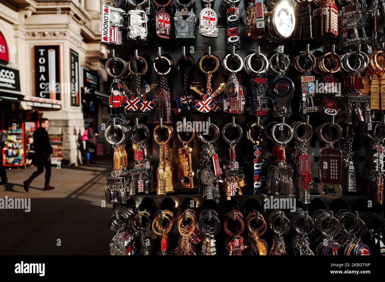 I portachiavi a tema londinese sono in vendita presso uno stand di souvenir a Piccadilly Circus a Londra, in Inghilterra, il 12 febbraio 2020. (Foto di David Cliff/NurPhoto) Foto Stock