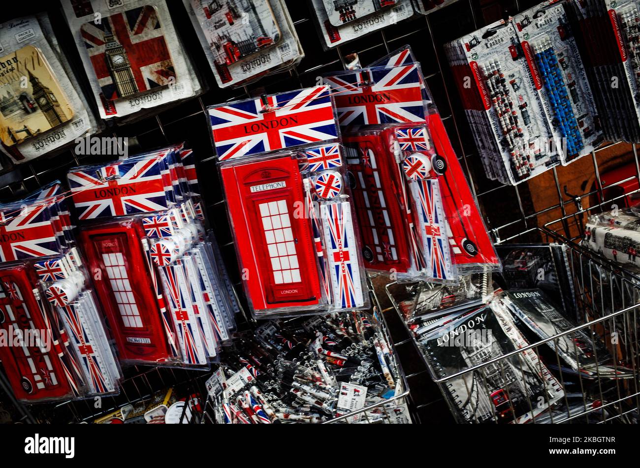 I cimeli a tema londinese sono in vendita presso uno stand di souvenir in Shaftesbury Avenue a Londra, Inghilterra, il 12 febbraio 2020. (Foto di David Cliff/NurPhoto) Foto Stock