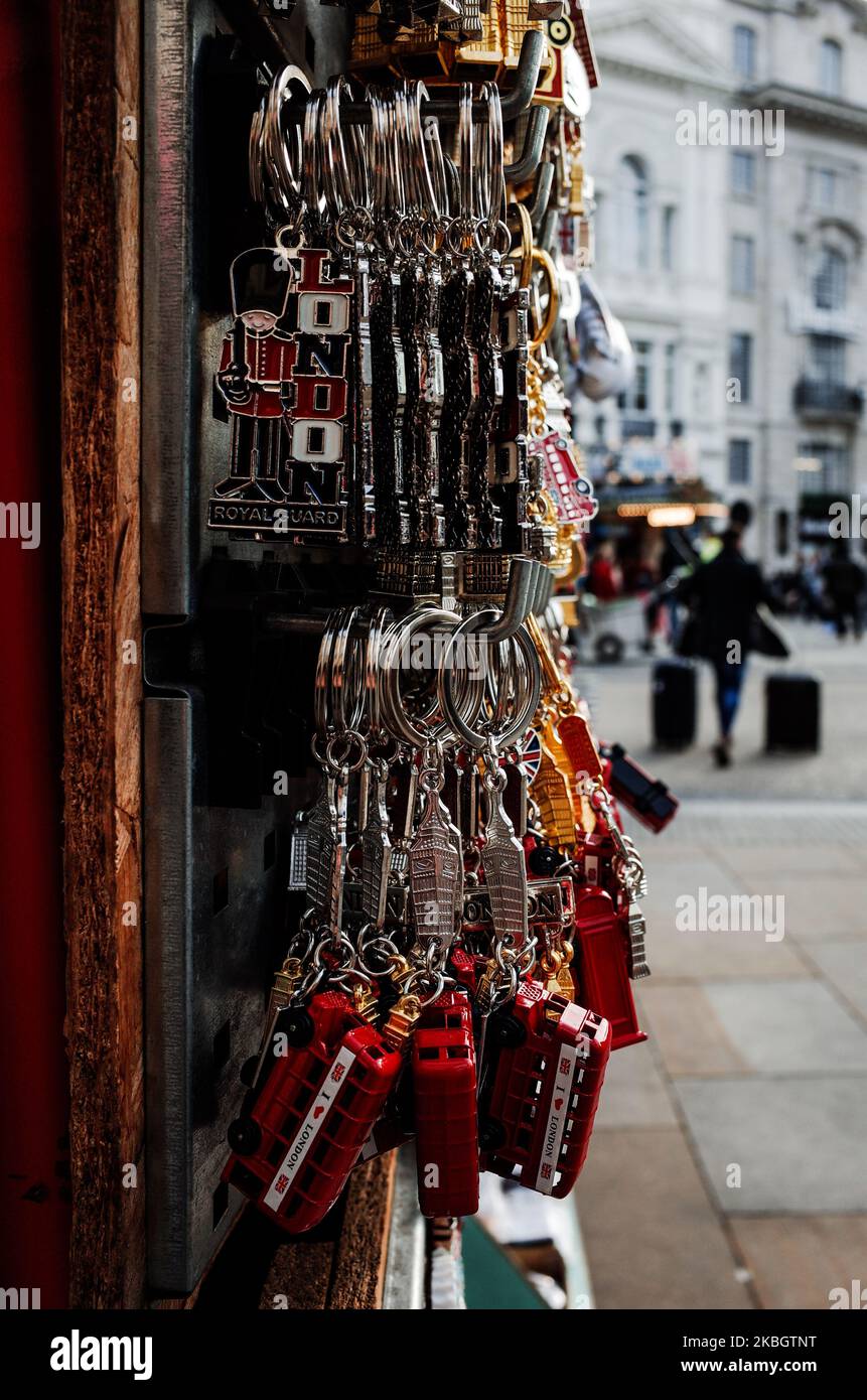 I portachiavi a tema londinese sono in vendita presso uno stand di souvenir a Piccadilly Circus a Londra, in Inghilterra, il 12 febbraio 2020. (Foto di David Cliff/NurPhoto) Foto Stock