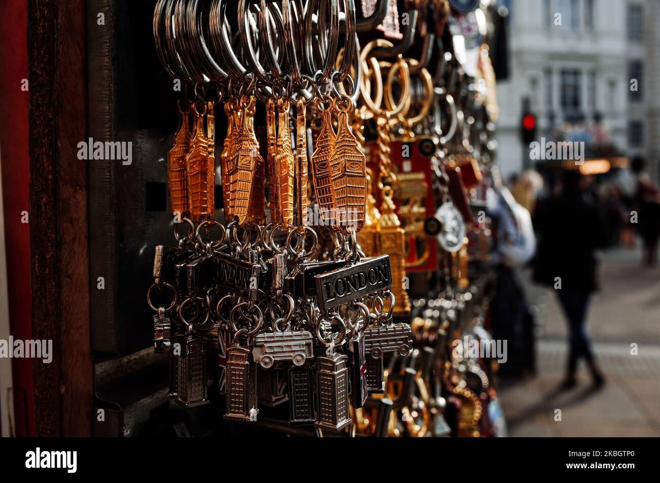 I portachiavi a tema londinese sono in vendita presso uno stand di souvenir a Piccadilly Circus a Londra, in Inghilterra, il 12 febbraio 2020. (Foto di David Cliff/NurPhoto) Foto Stock