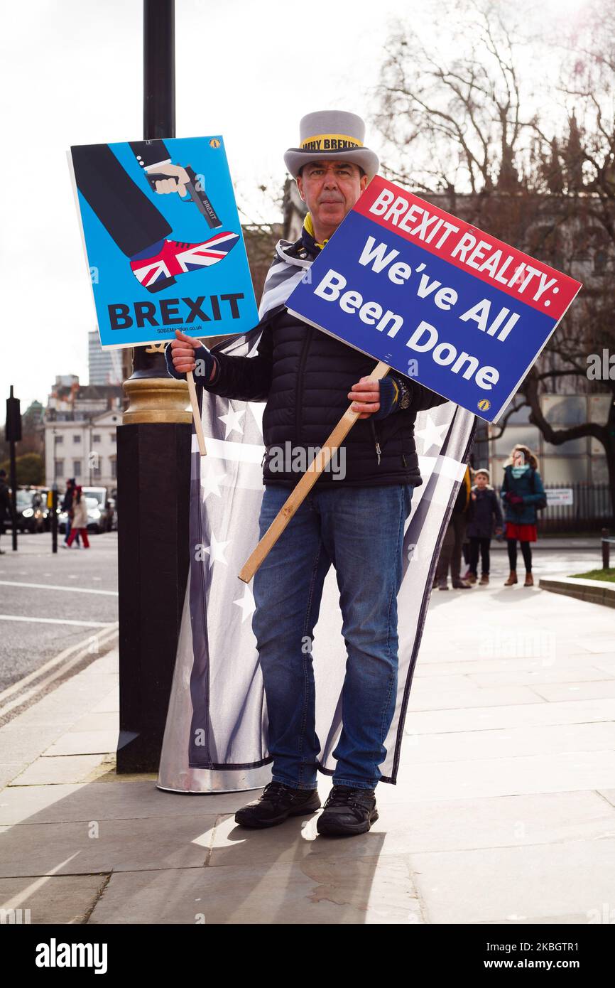 Steve Bray, attivista anti-Brexit, dimostra di non essere al Parlamento europeo a Londra, Inghilterra, il 12 febbraio 2020. (Foto di David Cliff/NurPhoto) Foto Stock