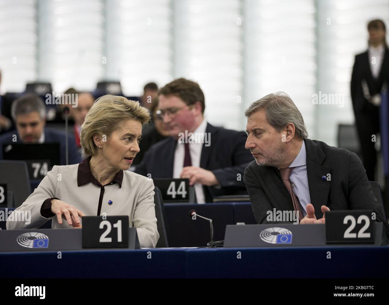 Il presidente della Commissione europea Ursula von der Leyen e il commissario Hahn hanno discusso della preparazione del Consiglio europeo straordinario del 20 febbraio 2020 sul quadro finanziario pluriennale, tenutosi al Parlamento europeo il 12 febbraio 2020 a Strasburgo, nella Francia orientale. (Foto di Elyxandro Cegarra/NurPhoto) Foto Stock