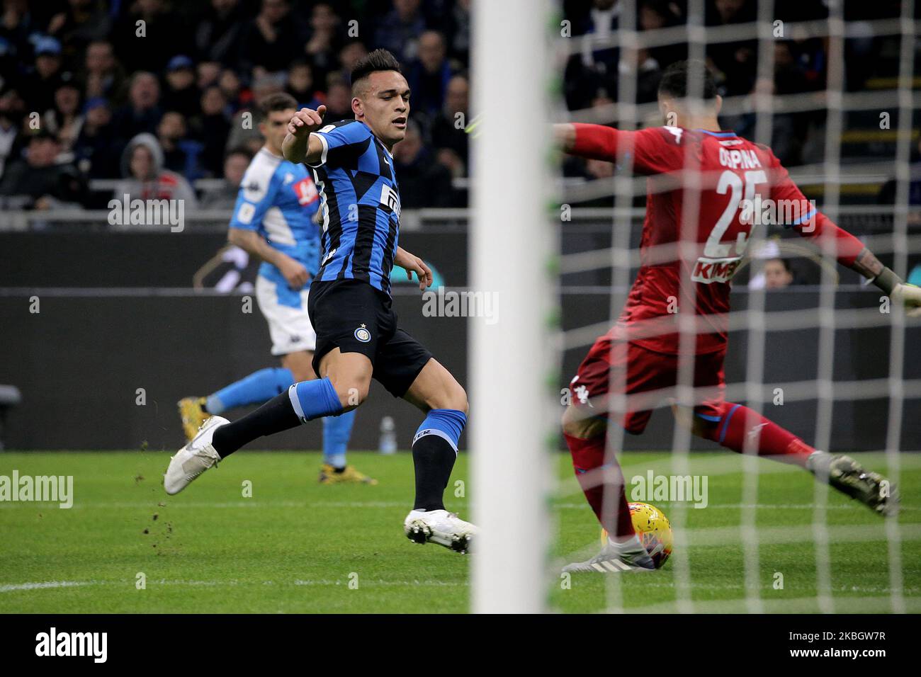 Lautaro Martinez del FC Internazionale compete per la palla con David ospina della SSC Napoli durante la semifinale della Coppa Italia tra FC Internazionale e SSC Napoli allo Stadio Giuseppe Meazza il 12 febbraio 2020 a Milano. (Foto di Giuseppe Cottini/NurPhoto) Foto Stock