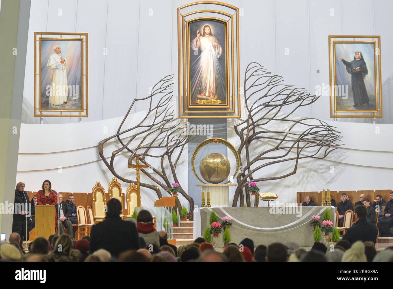 Abby Johnson (L), un attivista americano anti-aborto ed ex direttore clinico di Planned Parenthood, parla al Santuario della Divina Misericordia di Cracovia. Mercoledì 12 febbraio 2020 a Cracovia, Polonia. (Foto di Artur Widak/NurPhoto) Foto Stock