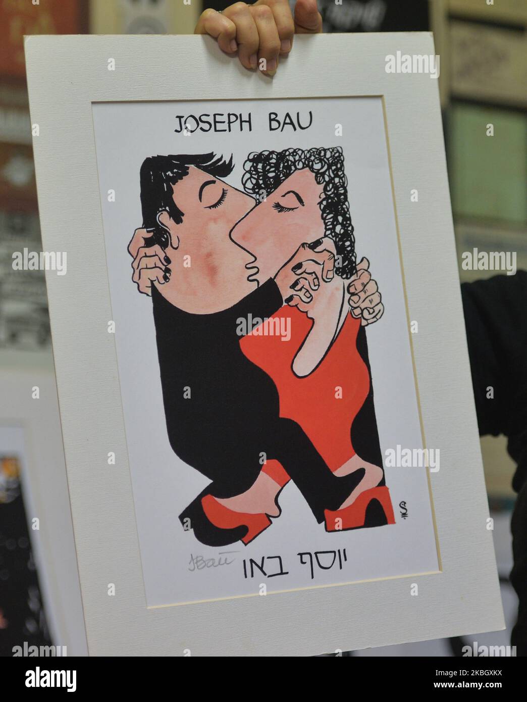 Hadasa Bau tiene il dipinto di suo padre 'Tango' all'interno del Museo 'Casa Joseph Bau' di Tel Aviv. Joseph Bau era un artista, filosofo, inventore, animatore, comico polacco-israeliano, creatore commerciale, copirwriter, fotografo e poeta. Si è allenato come artista grafico all'Accademia di Belle Arti Jan Matejko di Cracovia. Nel WW2 fu trasferito nel campo di concentramento di Plaszow, dove si incontrò e sposò segretamente Rebecca Tennenbaum. La loro storia ha ispirato Steven Spielberg e il loro matrimonio è mostrato nel film di Spielberg 'Schindler's List'. In seguito, Josef fu trasferito nel campo di concentramento di Gross-Rosen Foto Stock