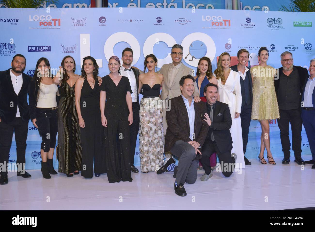 Gabriela Steck, Pia Watson, James Maslow, Sandra Echeverria, Jaime Camil, Monica Huarte, Ana Belena, Kevin Holt, Pamela Almanza posa per le foto durante il tappeto rosso del film “Loco por ti” in anteprima al Cinemex Antara Polanco il 13 febbraio 2020 a Città del Messico, Messico (Foto di Eyepix/NurPhoto) Foto Stock