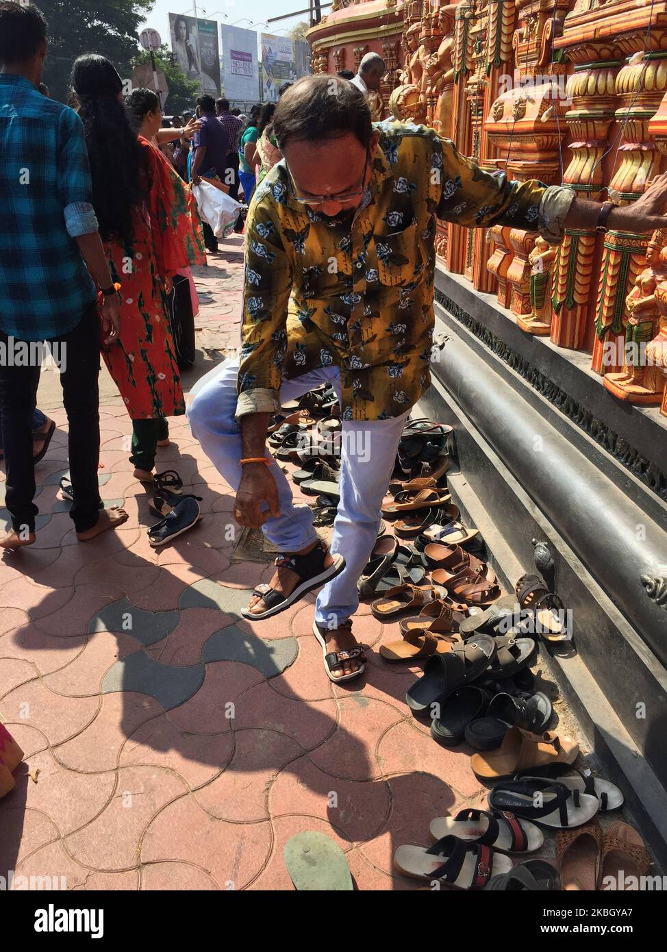 Gli adoratori rimuovono le loro scarpe prima di entrare nel tempio di Pazhavangadi Ganapathy a Thiruvananthapuram (Trivandrum), Kerala, India. (Foto di Creative Touch Imaging Ltd./NurPhoto) Foto Stock