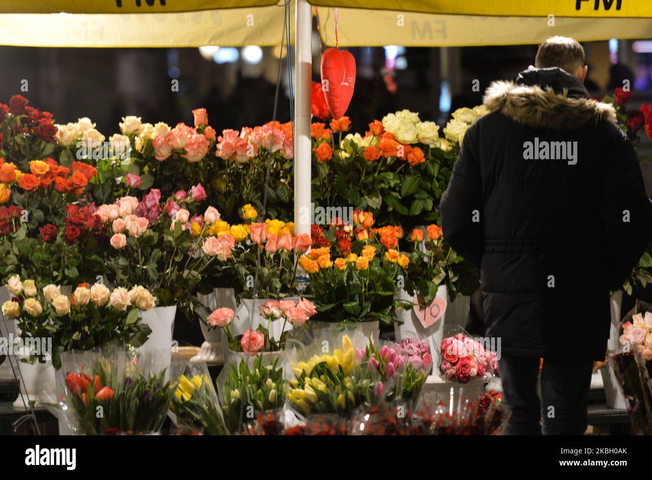 Un uomo che addobba i fiori il giorno di San Valentino in Piazza del mercato di Cracovia. Venerdì 14 febbraio 2020 a Cracovia, Polonia. (Foto di Artur Widak/NurPhoto) Foto Stock