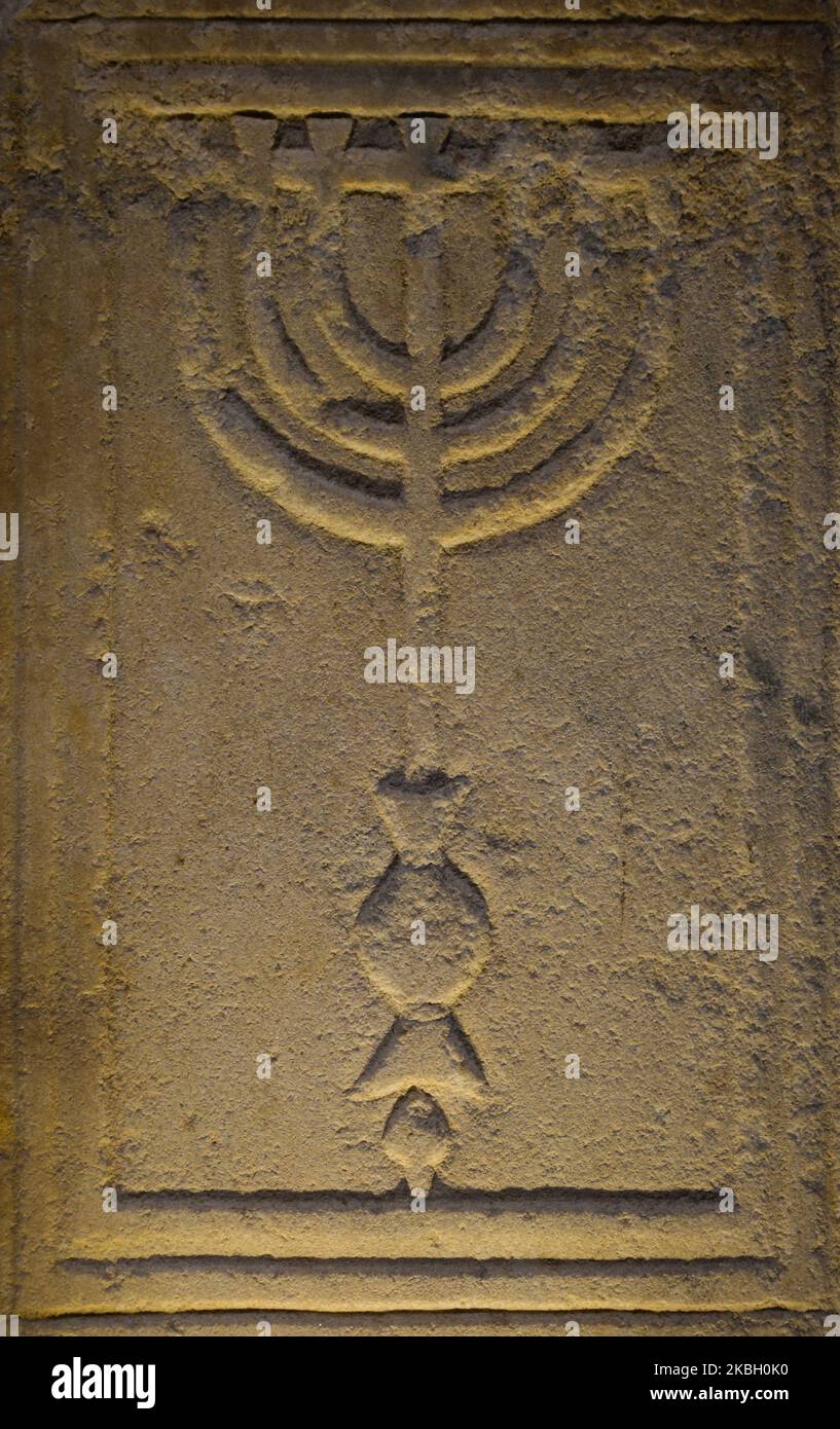 Schermo del coro di una sinagoga decorata con un menorah trovato in Cesarea. Domenica 9 febbraio 2020 a Tel Aviv, Israele. (Foto di Artur Widak/NurPhoto) Foto Stock