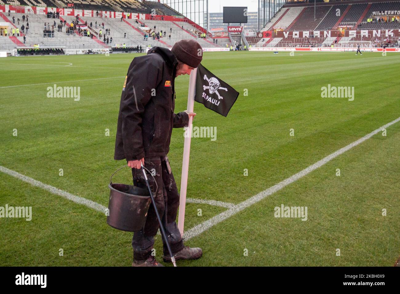 Groundskeeper con gli ultimi tocchi prima del 2. Partita della Bundesliga tra il FC St. Pauli e la SG Dynamo Dresden al Millerntor-Stadion il 14 febbraio 2020 ad Amburgo, Germania. (Foto di Peter Niedung/NurPhoto) Foto Stock