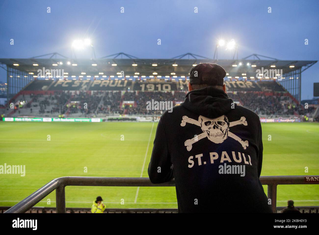 Sostenitore di Pauli prima del 2. Partita della Bundesliga tra il FC St. Pauli e la SG Dynamo Dresden al Millerntor-Stadion il 14 febbraio 2020 ad Amburgo, Germania. (Foto di Peter Niedung/NurPhoto) Foto Stock