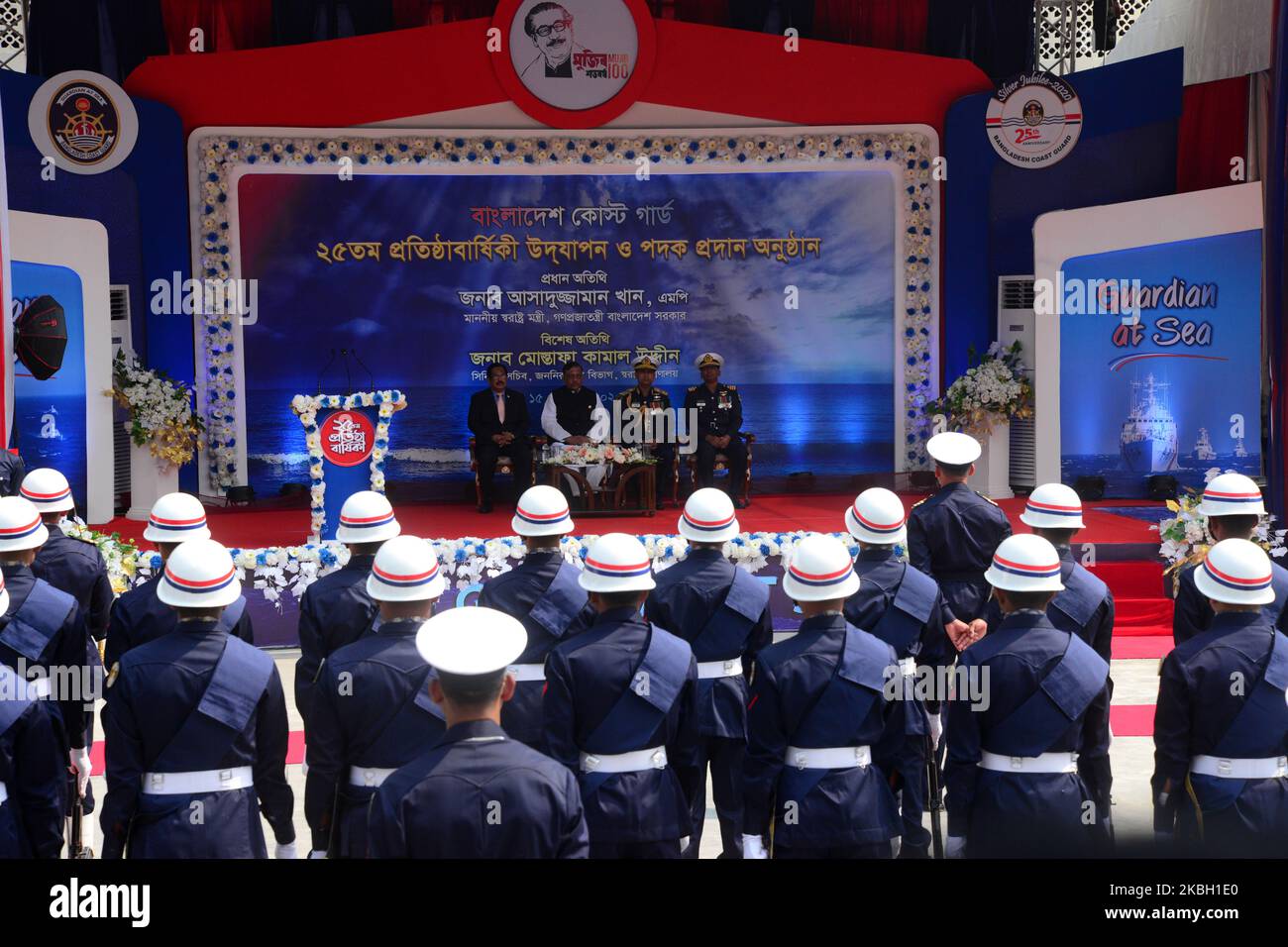 La Guardia Costiera del Bangladesh festeggia il 25th° anniversario presso la sede centrale di Dhaka, Bangladesh, il 15 febbraio 2020. La Guardia Costiera del Bangladesh (BCG) è la forza di applicazione della legge marittima del Bangladesh. Si tratta di una forza paramilitare che è sotto la giurisdizione del Ministero degli interni. I suoi ufficiali sono trasferiti dalla Marina del Bangladesh. La Guardia Costiera del Bangladesh assolve anche il compito di garantire la sicurezza delle frontiere marittime del Bangladesh. La sede centrale si trova a Dhaka, Bangladesh. (Foto di Mamunur Rashid/NurPhoto) Foto Stock