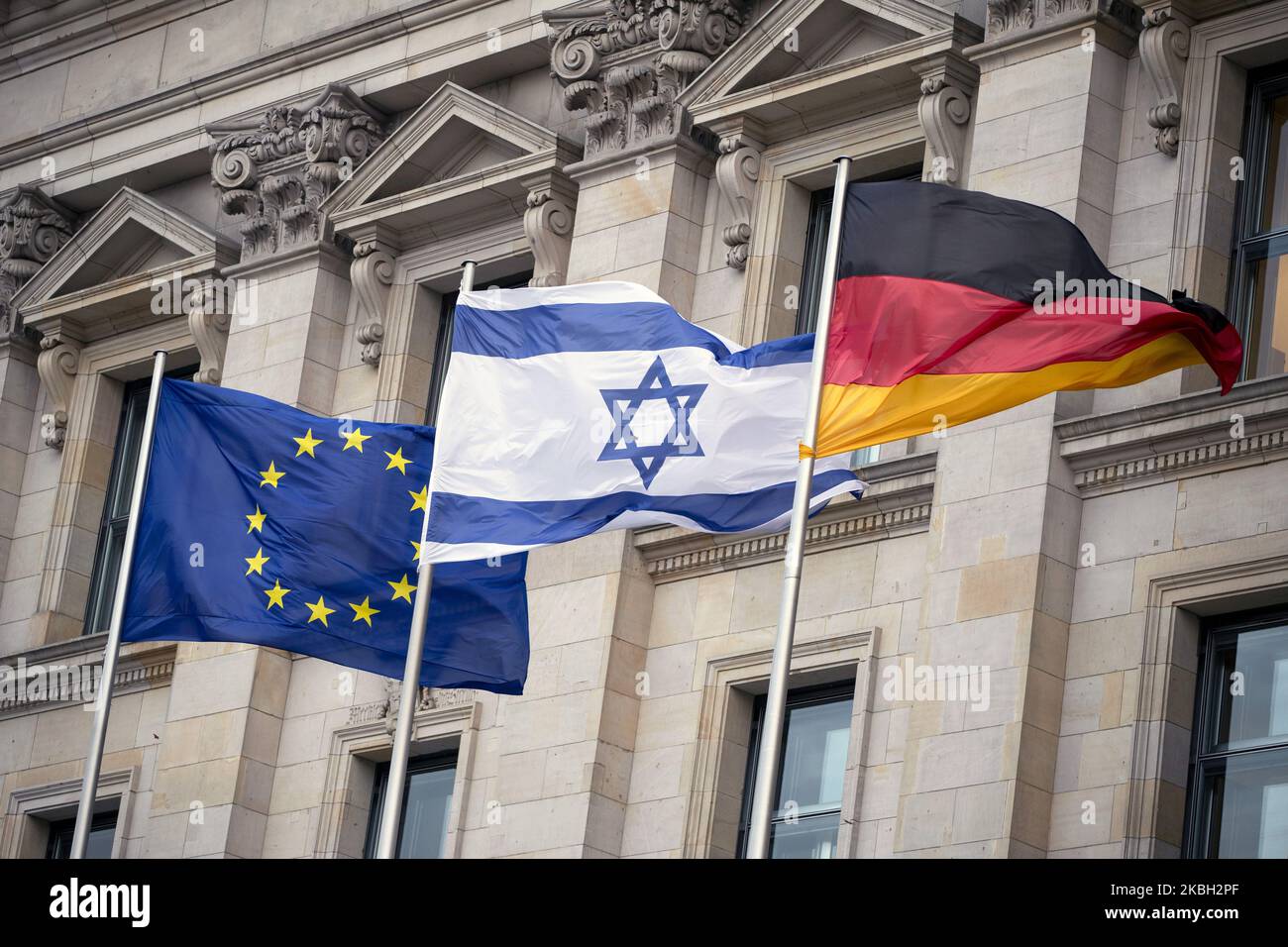 Le bandiere dell'UE, di Israele e della Germania volano a Bundestag a Berlino, in Germania, il 11 febbraio 2020. (Foto di Emmanuele Contini/NurPhoto) Foto Stock